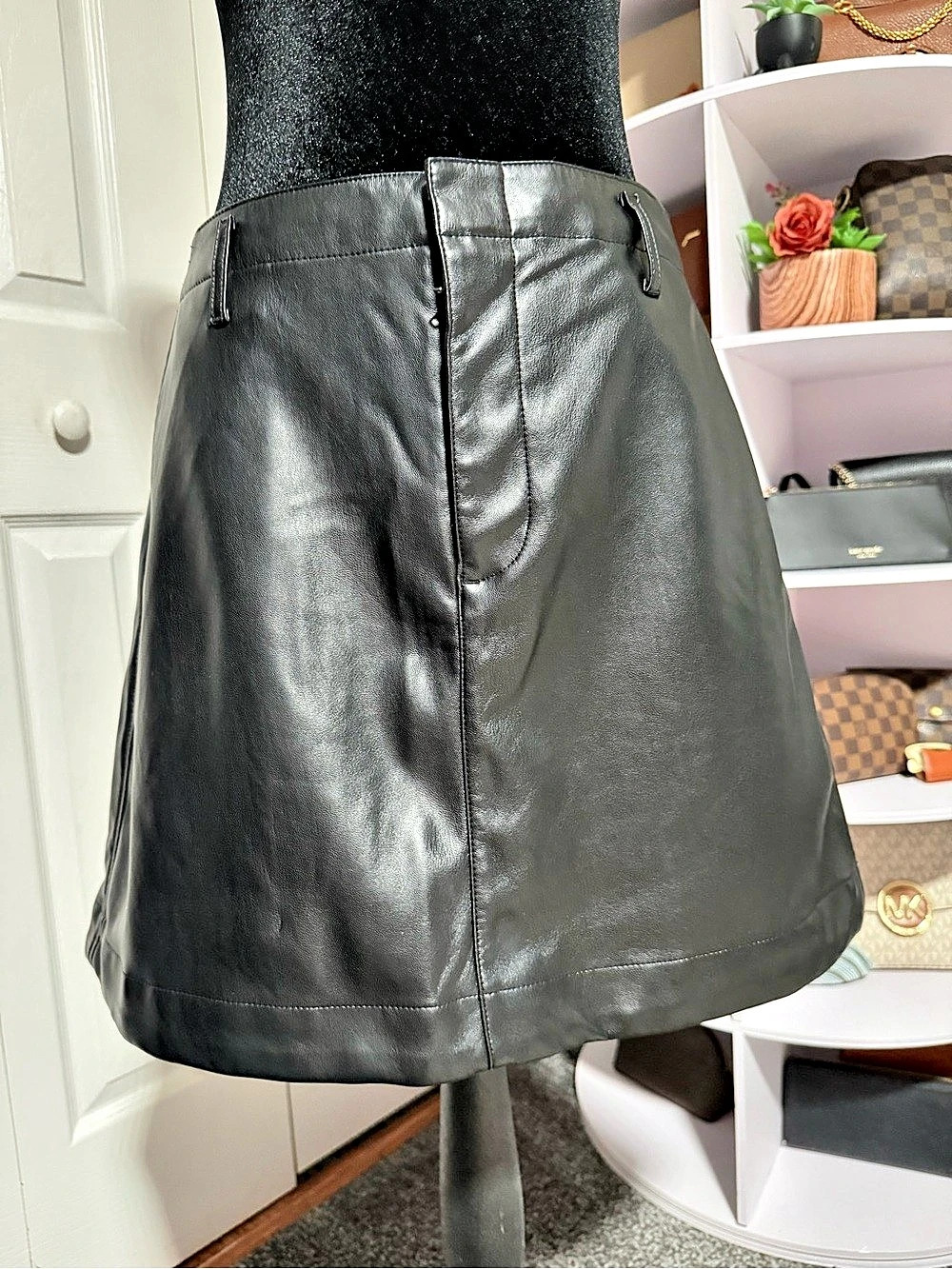 GAP Black Mini Skirt Waist 29 Like New - Picture 3 of 6